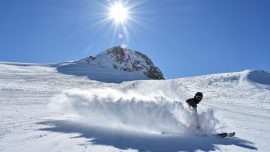 Hakkari’deki kayak merkezi turistlerin ilgisini çekiyor
